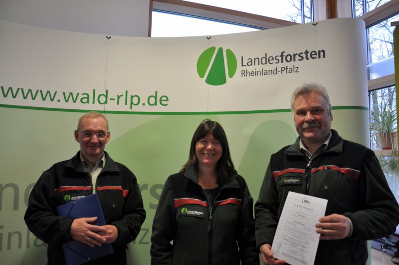 Forstamtsleiter Schmitz nimmt das Einzelzertifikat für das Forstamt Adenau entgegen