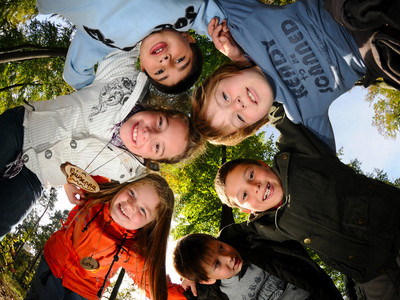 Das Foto zeigt Kinder im Kreis