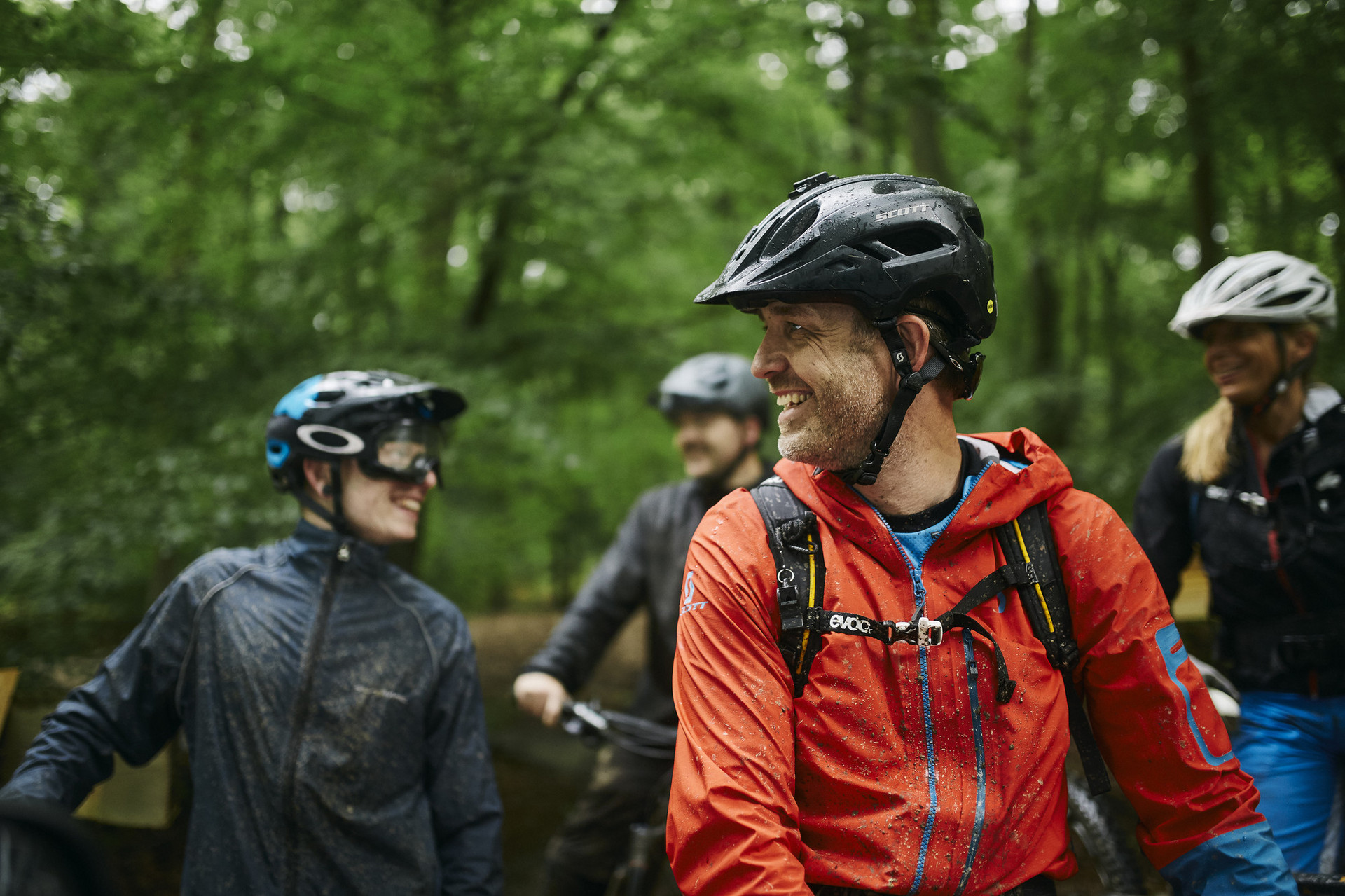 Mountainbiking im Wald Das Bild zeigt Mountainbiker im Wald.