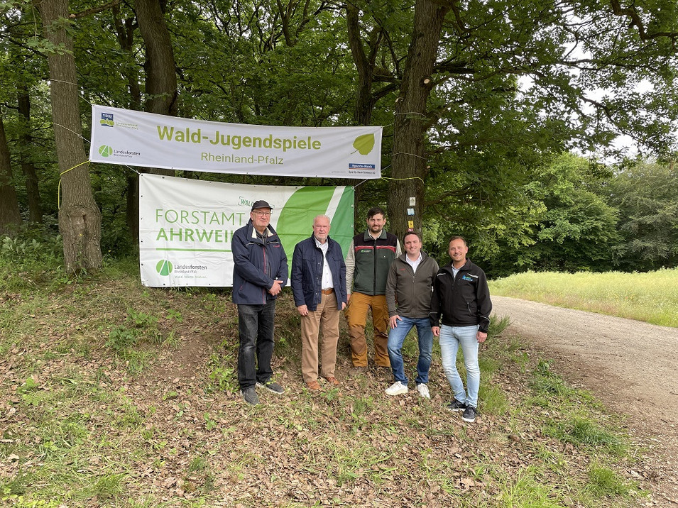 Auf diesem Bild sehen Sie die Ehrengäste der Waldjugendspiele 2026 beim Forstamt Ahrweiler, Jürgen Saess, Hans-Jürgen Juchem, Martin Dreist, Marcel Casper, Björn Ingendahl