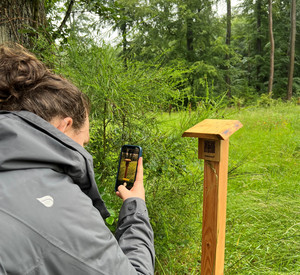 Das Bild zeigt, dass sich die QR-Codes auch auf Holz abscannen lassen.