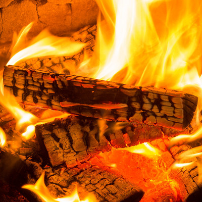 Brennende Holzscheite Das Bild zeigt brennende Holzscheite in einem Ofen.