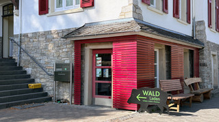 Das Bild zeigt: den Eingang zum Waldladen am WEZ