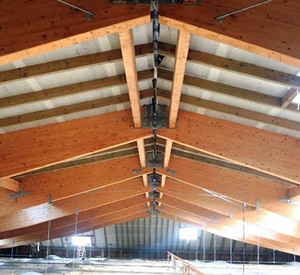 Das Bild zeigt die Dachkonstruktion der Sporthalle Wandalbert in Prüm.