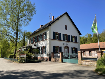 Das Bild zeigt das Forstamtsgebäude Kaiserslautern 