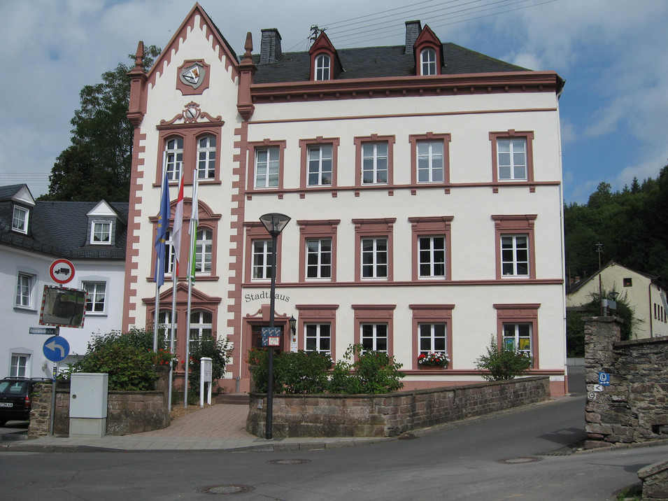 Das Bild zeigt das Forstamtsgebäude Neuerburg
