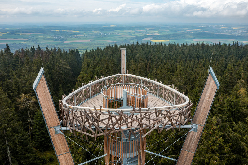 Das Bild zeigt  den Idarkopfturm in Holzbauweise.