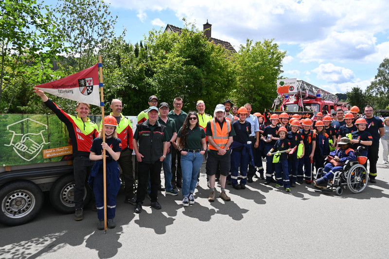 Bild einer Gruppe beim Umzug am Frühlingsfest