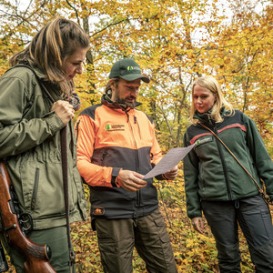 Shooting - Jagdeinweisung Dieses Bild zeigt zwei Frauen und einen Mann bei der Jagdeinweisung