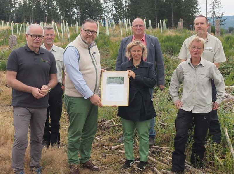 Das Bild zeigt: Übergabe des ersten Zertifikats nach dem „Wald-Klimastandard“ der Ecosystem Value Association an Umweltministerin Katrin Eder