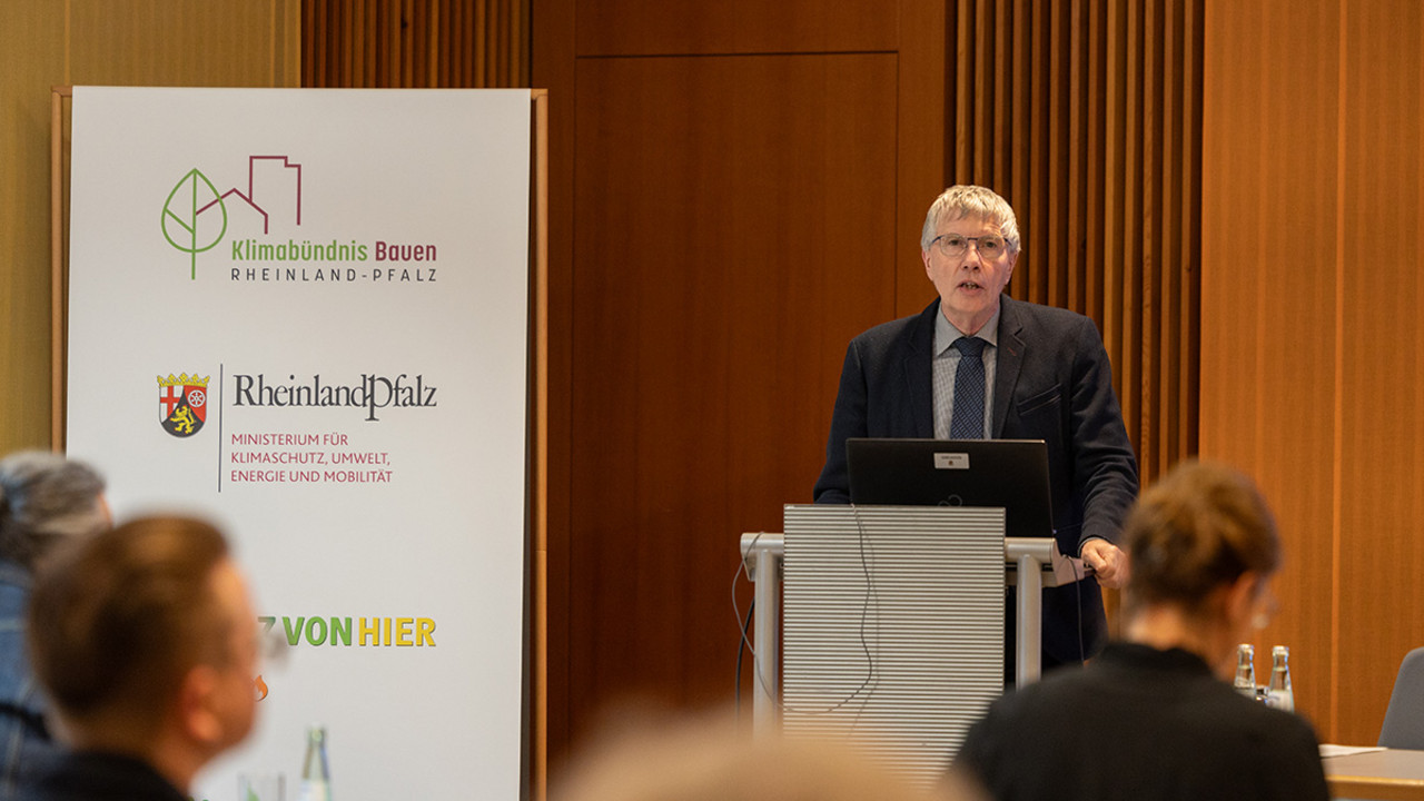 Erwin Manz: „Beim Bauen mit Holz Theorie und Praxis vernetzen“