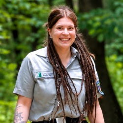 Das Bild zeigt die Revierleiterin Jessica Schäfer