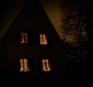 Das Forstamt Trier nachts mit Kerzen beleuchtet