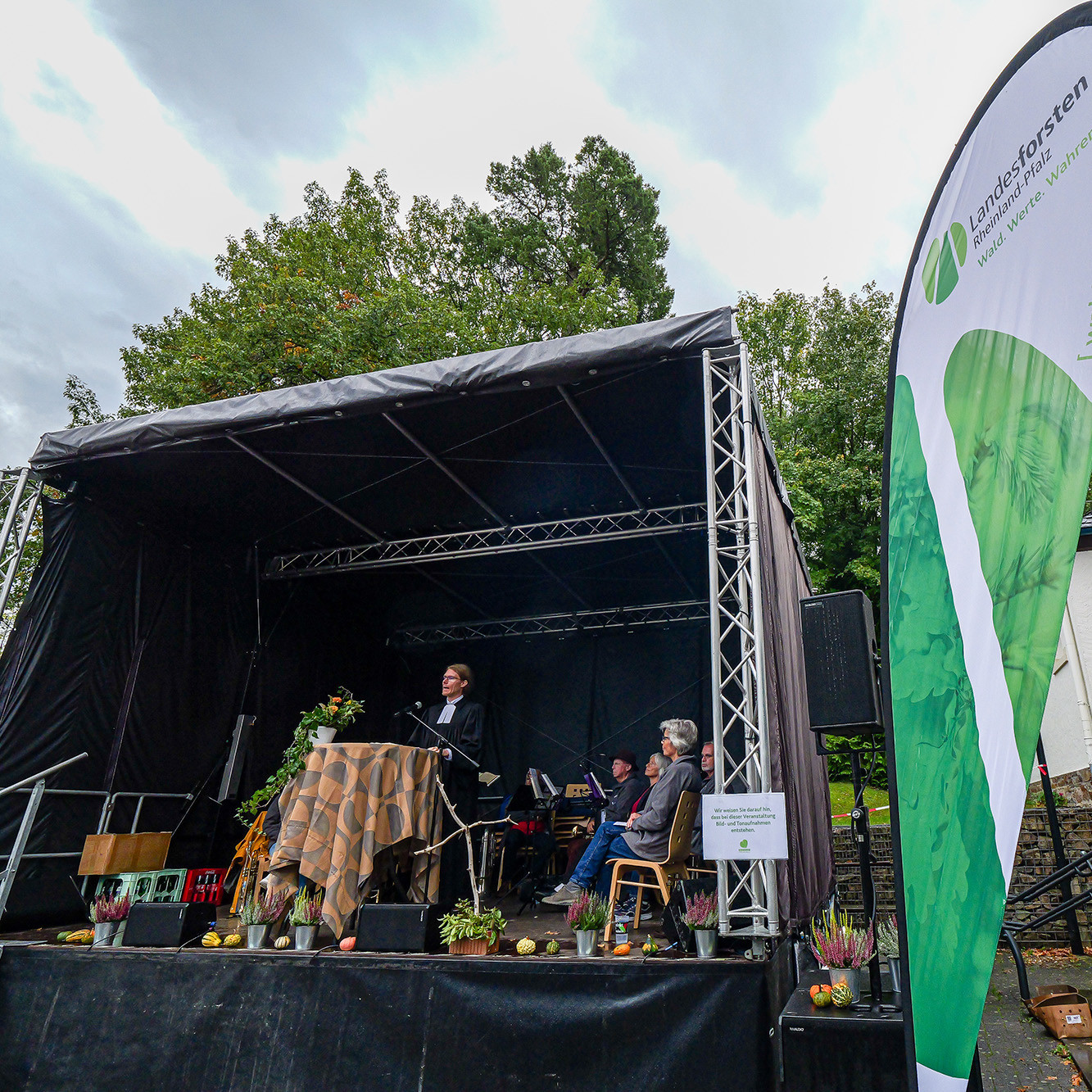 Das Bild zeigt: Pfarrerin auf der großen Bühne mit Altar