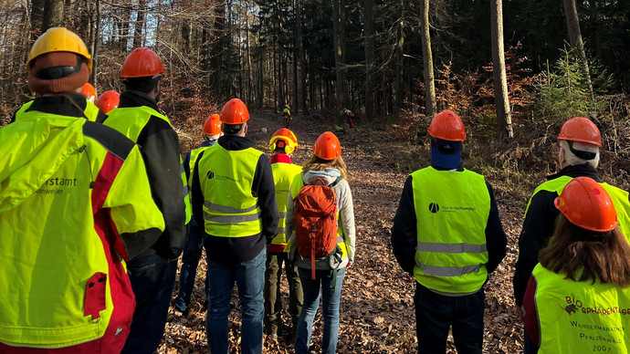 Eine Exkursionsgruppe bei Forst im Dialog Das Bild zeigt eine Exkursionsgruppe bei Forst im Dialog.