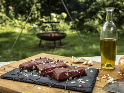 Das Foto zeigt gewürztes Wildbret vorm Grill