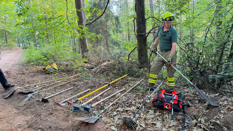 Das Bild zeigt Werkzeuge zur Waldbrandbekämpfung