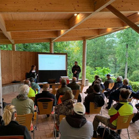 Waldbauernschulung:  Theoretischer Teil mit Präsentation im Umweltpavillon des Forstamtes