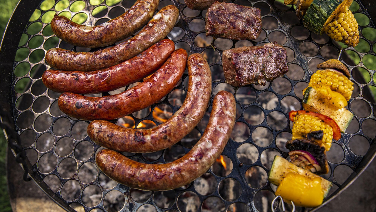 Wild-Grillgut auf dem Schwenkrost