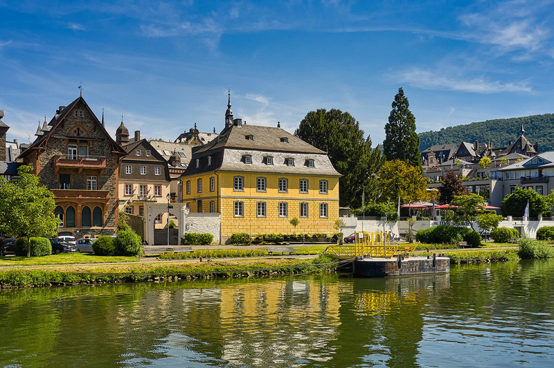 Außenaufnahme des Forstamts Traben-Trarbach, direkt an der Mosel