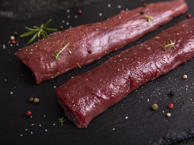 Zwei Stücke Fleisch auf einer Schieferplatte Das Bild zeigt: Zwei Stücke Fleisch auf einer Schieferplatte