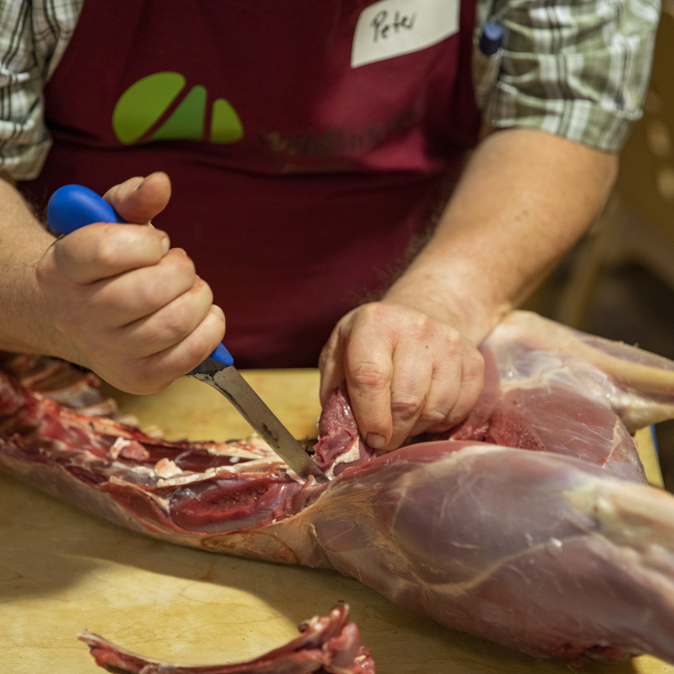 Das Bild zeigt: das zerwirken von Wildfleisch