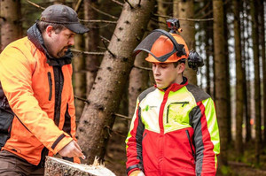Das Bild zeigt: Forstwirt in der Ausbildung