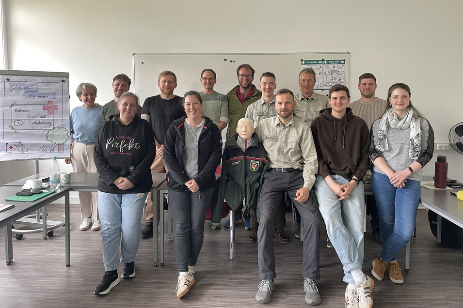 Das Bild zeigt Mitarbeiter des Forstamtes Ahrweiler bei einem 1. Hilfe Kurs