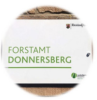 Das Bild zeigt: Schild Forstamt Donnersberg