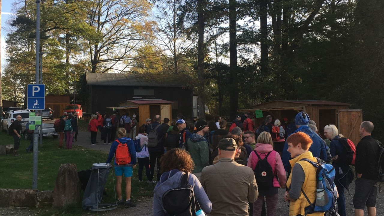 Das Bild zeigt die Startstation des Wandermarathon. Eine Schlange Menschen vor der Anmeldung.
