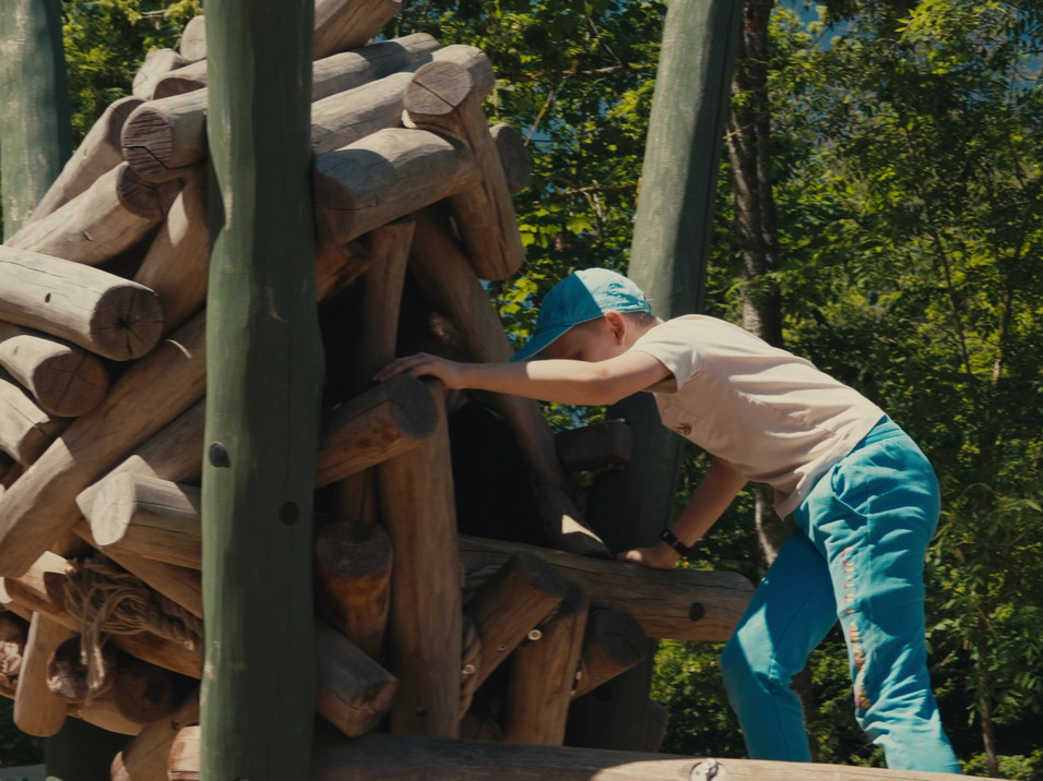 Spielplatz Ein Junge klettert in den großen Eichhörnchenkobel auf dem Spielplatz am Forsthaus Ober-Olm.