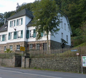 Das Bild zeigt: Forstamtsgebäude (rechts) und "Haus des Waldes" des Waldbauvereins Ahrweiler