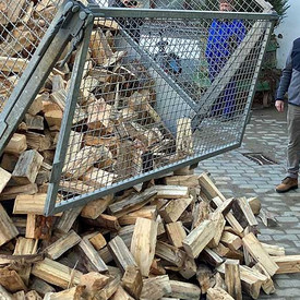 Besuch von Staatssekretär Dr. Erwin Manz (MKUEM) bei der Auslieferung einer Brennholzspende in Waldporzheim am 02.02.2022 Das Bild zeigt: Besuch von Staatssekretär Dr. Erwin Manz (MKUEM) bei der Auslieferung einer Brennholzspende in Waldporzheim am 02.02.2022
