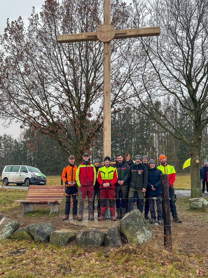 Die Azubis, die Fachlehrer und Leiterin des Waldbildungszentrums vor dem neugebauten Gipfelkreuz.