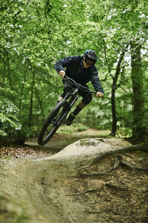 Mountainbiking im Wald Das Bild zeigt Mountainbiking im Wald.