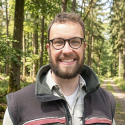 Das Bild zeigt den Forstamtsleiter Tobias Adam