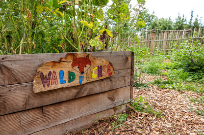 Beet Waldfüchse Ein buntes Schild kennzeichnet das Hochbeet der Waldfüchse-Gruppe im Lehrgarten.