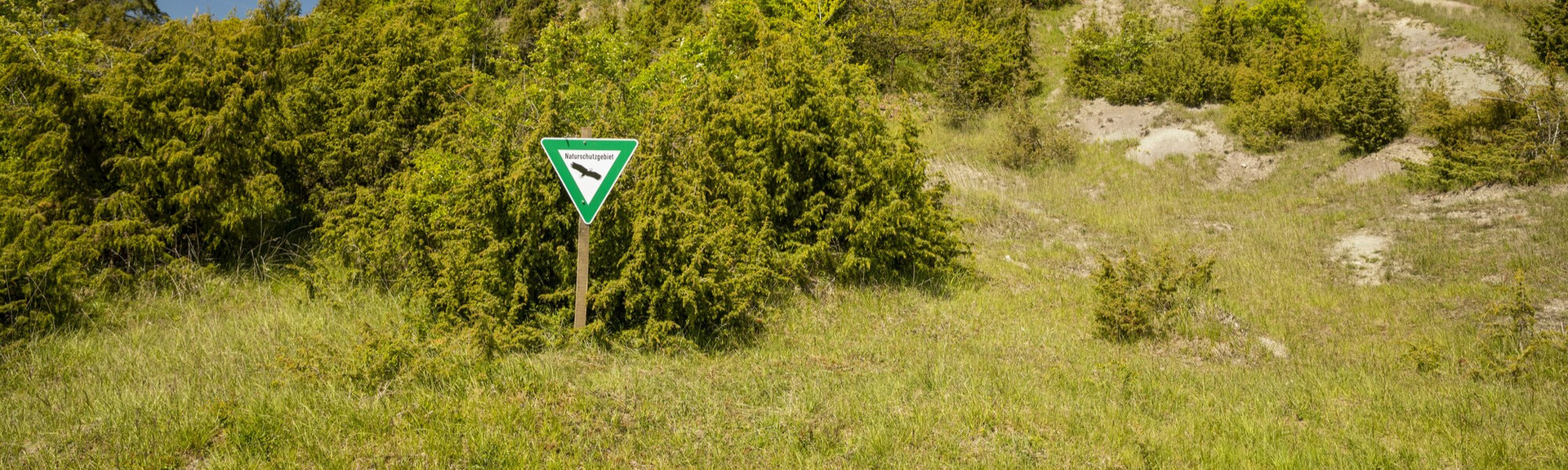 Naturschutzgebiet Naturschutzgebiets-Schild in der Landschaft