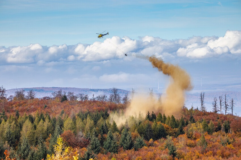 Hubschrauber bei der Bodenschutzkalkung