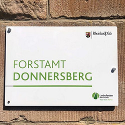 Das Bild zeigt: Forstamtsschild