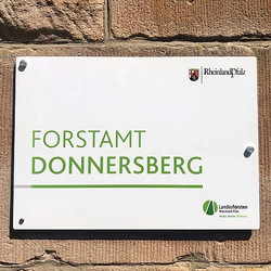 Das Bild zeigt: Forstamtsschild