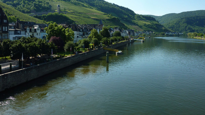 Das Bild zeigt eine Stadtansicht von Zell über die Mosel hinweg fotografiert