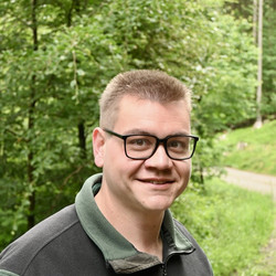 Das Bild zeigt den Forstwirtschaftsmeister Florian Faust