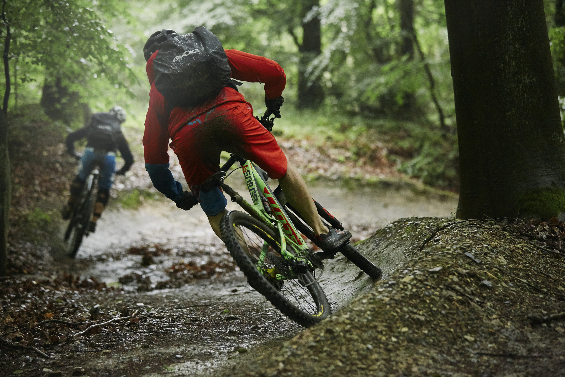 Mountainbiking im Wald Das Bild zeigt Mountainbiking im Wald.