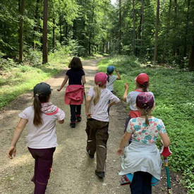Ferien-Waldfreizeit - Kinder wandern durch den Wald