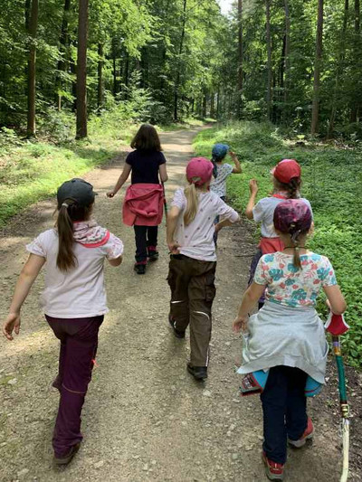 Ferien-Waldfreizeit - Kinder wandern durch den Wald