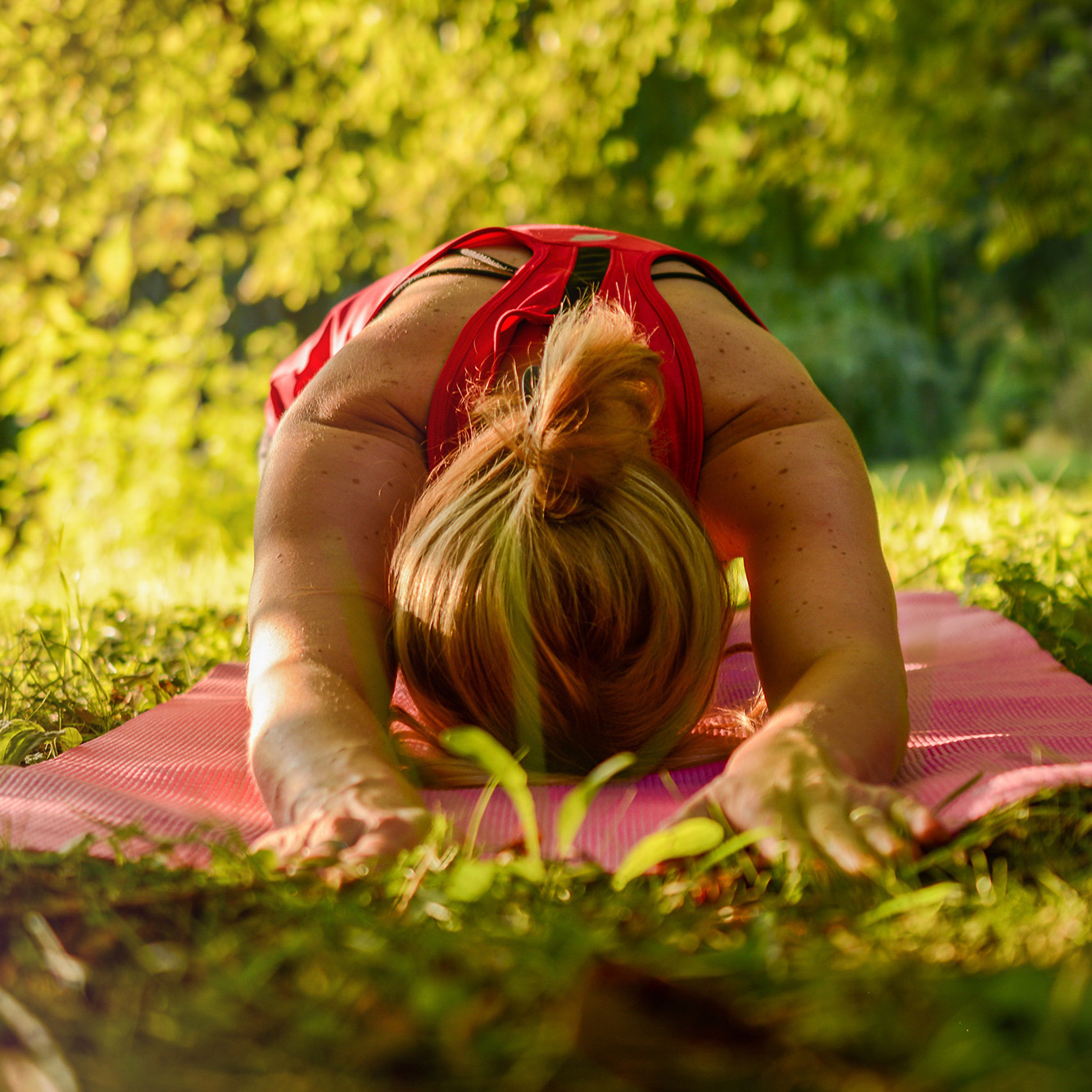 Yoga im Freien Das Bild zeigt: eine Frau in einer Yogaposition