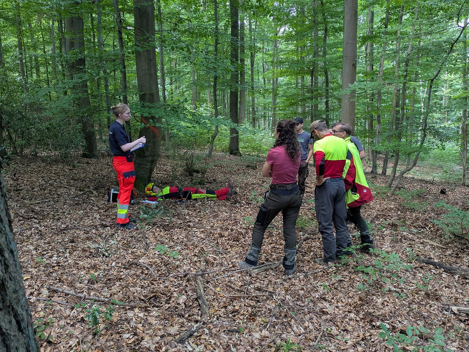 Auf dem Bild ist ein Szenario einer Rettungsübung im Wald des Forstamtes Ahrweiler zu sehen.