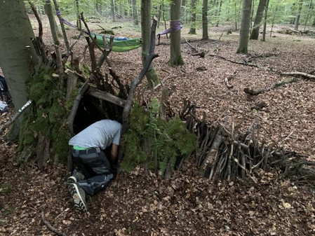 Survival im Wald - Selbstgebaute Hütte aus Ästen und Blättern