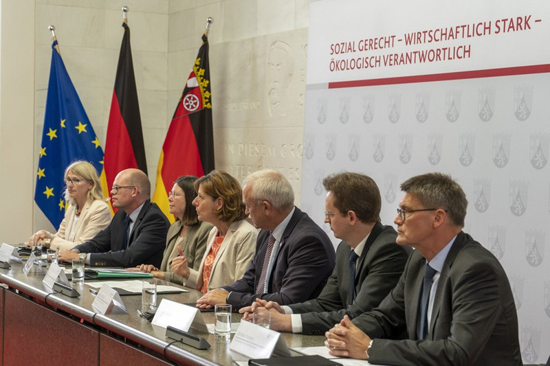 Das Bild zeigt die Pressekonferenz zur Unterzeichnung der gemeinsamen Erklärung „Klimaschutz für den Wald – Unser Wald für den Klimaschutz“